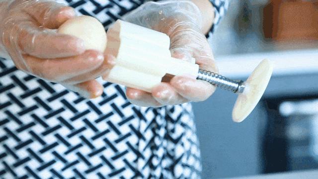 做好的冰皮月饼多久会变硬,冰皮月饼的皮冷冻后变硬怎么解决