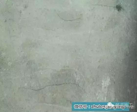 造成抹灰墙面空鼓的原因有哪些,墙体抹灰层开裂空鼓怎样处理