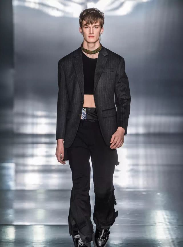 把裤子穿在肚脐上面会怎么样,把裤子扎进腰里的穿搭