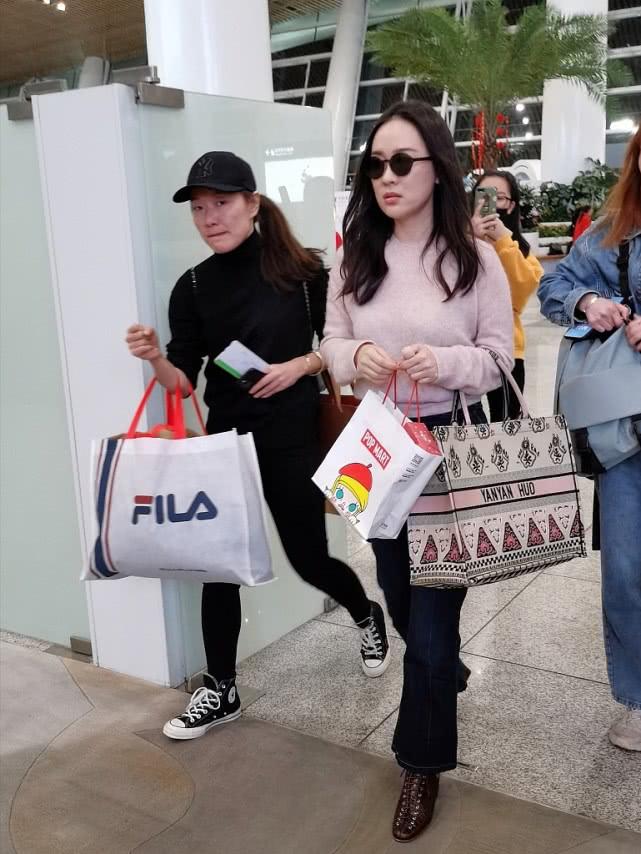 霍思燕大衣,霍思燕一袭白裙美出天际惊艳