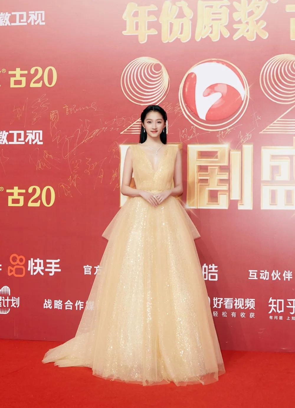 莫非仙女下凡?关晓彤暗黑古堡大片惹人心动