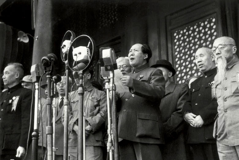 她和毛主席合影主席说：“女同志是半边天，要站在中间”