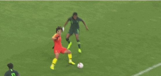 女足王霜停球假射虚晃,国足停球和王霜停球