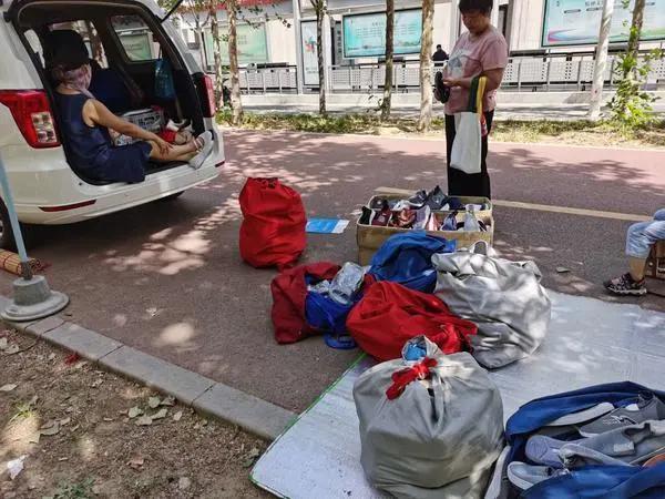 大家都在摆地摊真的赚钱吗,摆地摊真的一年能赚几十万吗