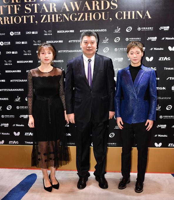 张本兄妹挑战国乒,张本妹妹打乒乓