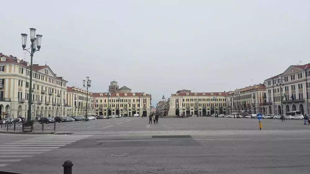 雪山下的城市美术作品,雪山下的艺术小镇在哪里