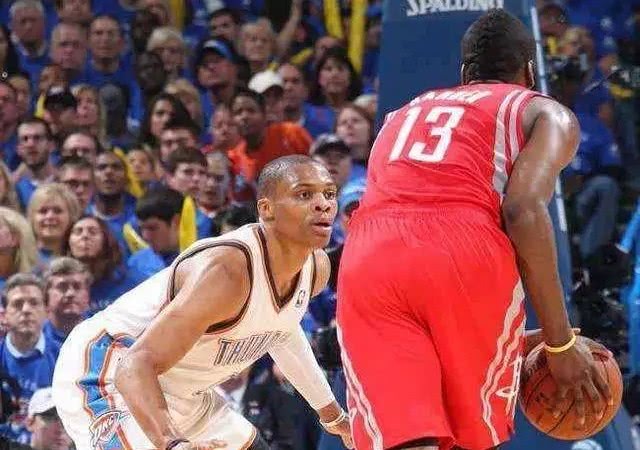 NBA十大拥有“巨臀”的球星：保罗上榜，巴克利从3分线背打到