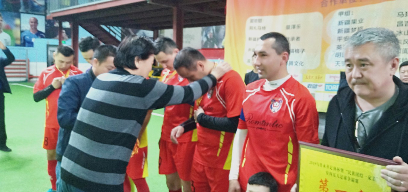 乌鲁木齐冬季联赛收官,前国足主帅朱广沪到场颁奖