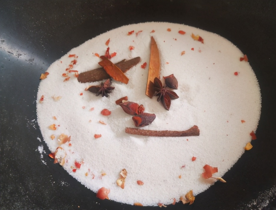 盐炒花生又香又脆,花生放白糖炒