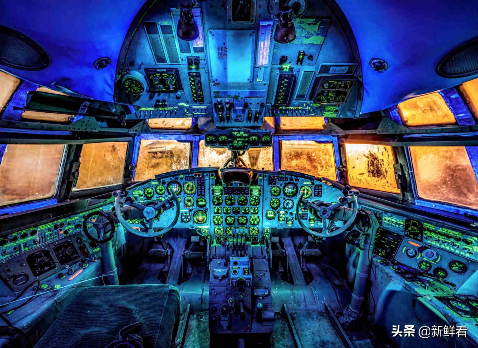 苏联空军高技术展示,苏联轰炸机座舱