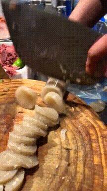 搞笑GIF开心一刻:姑娘你晚上睡觉,你要小心你家这只猫