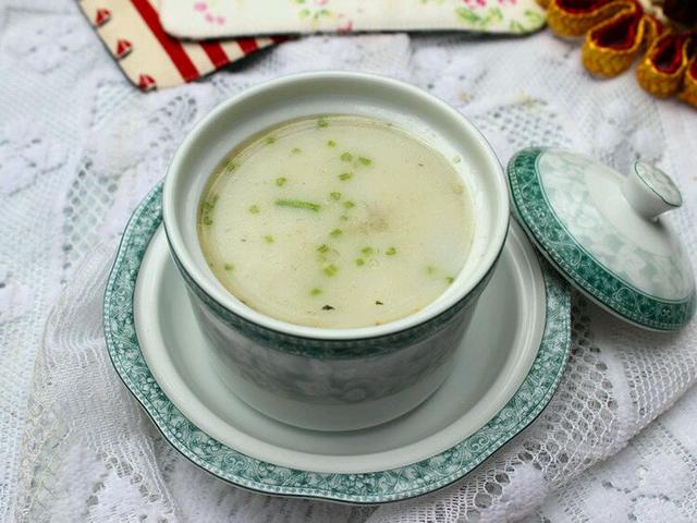 怎么样才能把鱼汤炖成奶白色,鱼汤怎么熬才是奶白色好喝视频
