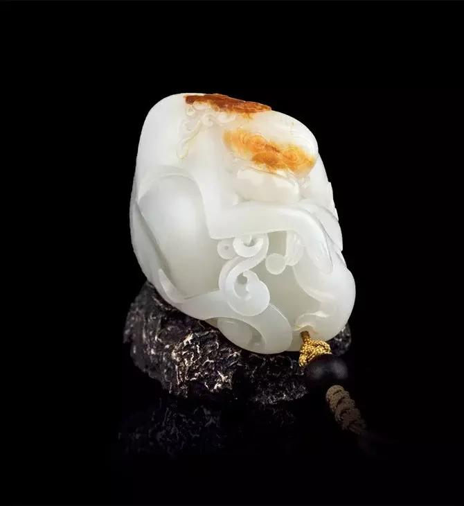 俏色羊脂美玉，美皮玉雕更美