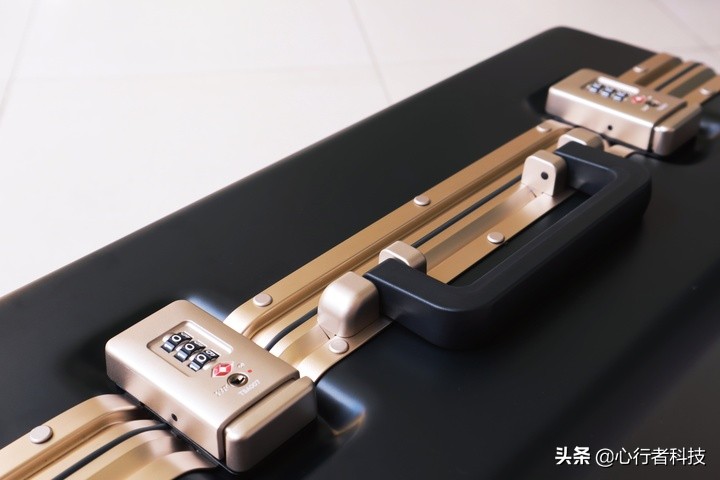 简约有范儿地平线8号行李箱,地平线8号行李箱和小米90分行李箱