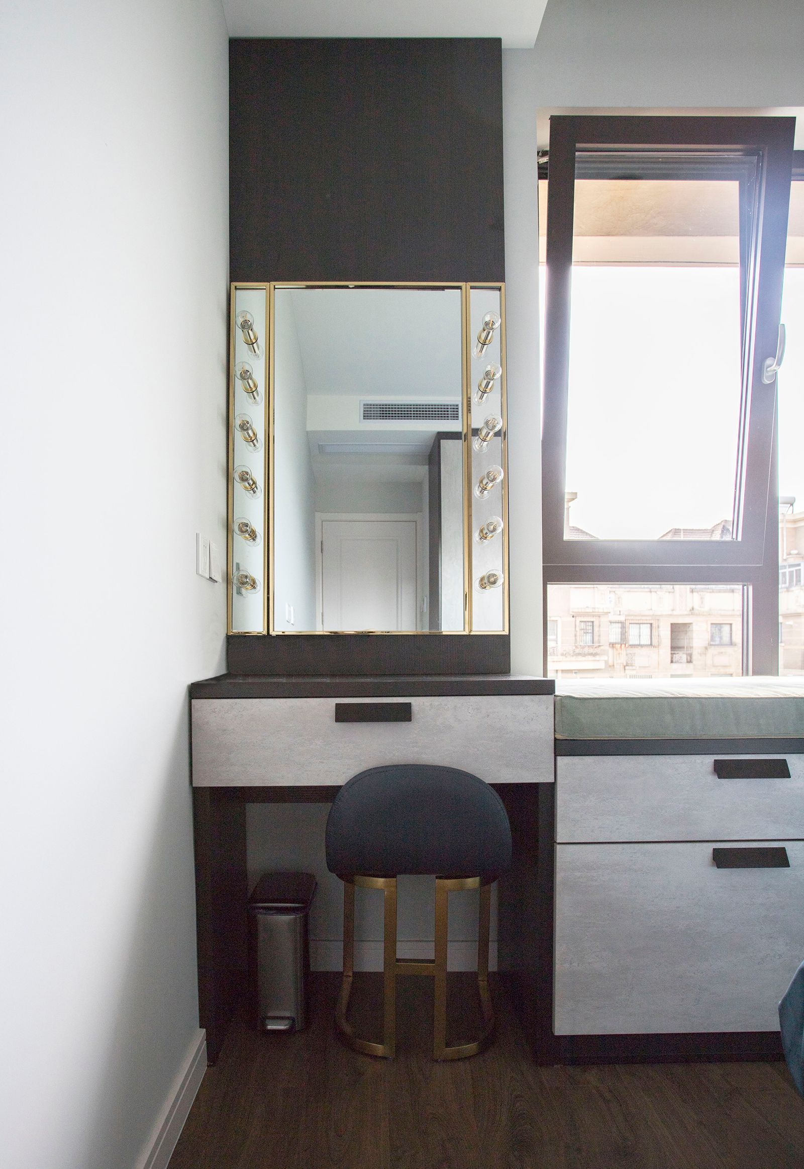 103㎡收纳满分，电动窗帘、上轨道移门和阳台吧台让家一键变高级