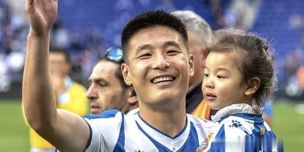 武磊绝平巴萨球迷高喊武磊,武磊让球迷陷入疯狂赛场