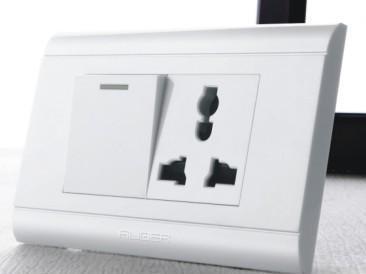 墙壁松动插座固定不住怎么办,墙上插座松了怎么固定