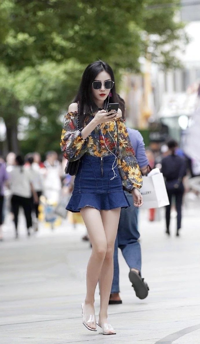 胶带把脚底板粘住,往脚底板上粘上胶带