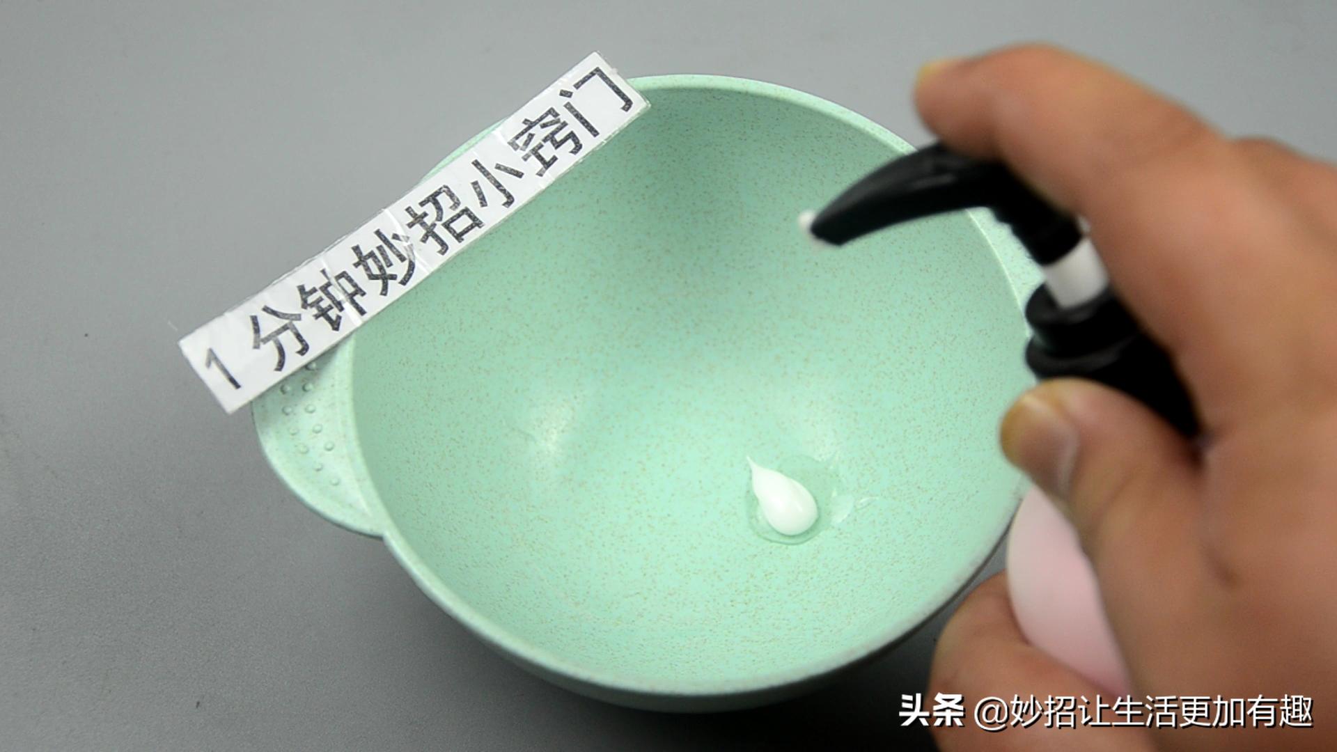 不伤墙壁的挂钩怎样粘才不会掉落,挂钩粘在地上怎么办