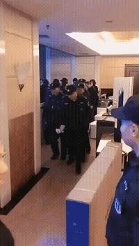 爆笑GIF：你敢出想法我就敢出人力，这就是农村的超神建筑队