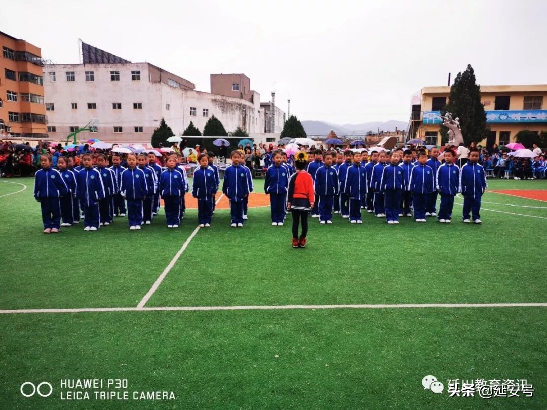 寒意袭人，红小娃却把口号声喊得震天响！