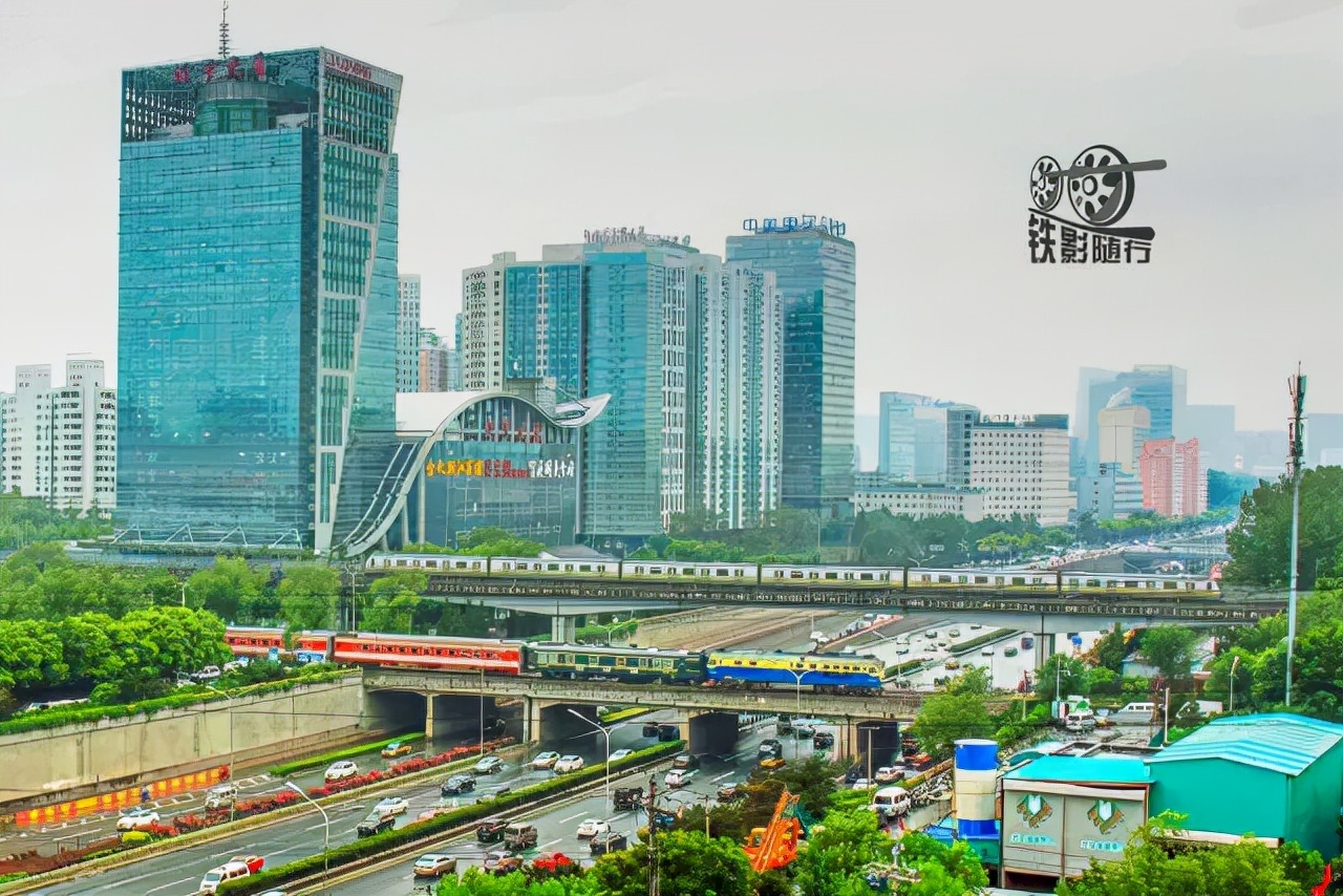 行人车辆请注意火车就要来了,行人车辆请注意火车来了不要抢道