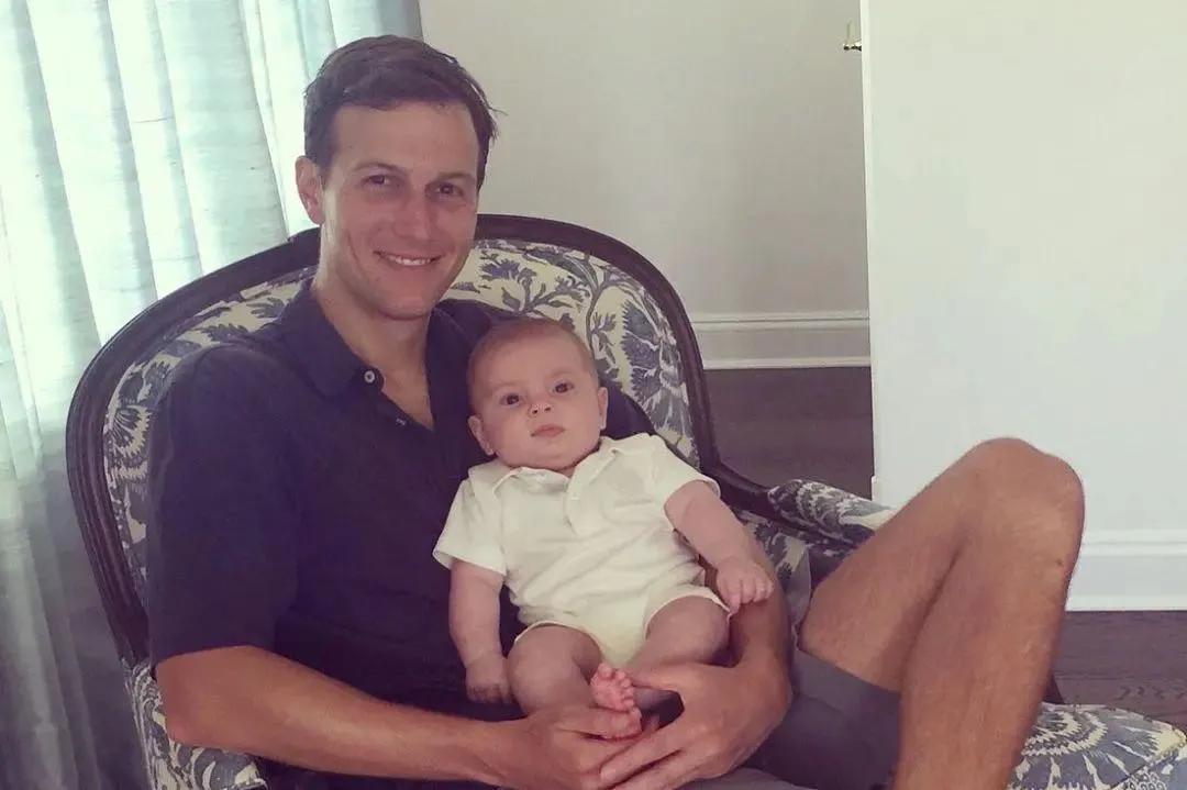 伊万卡家中为小儿子庆生，儿子穿维尼熊卡通装太可爱，颜值像妈妈