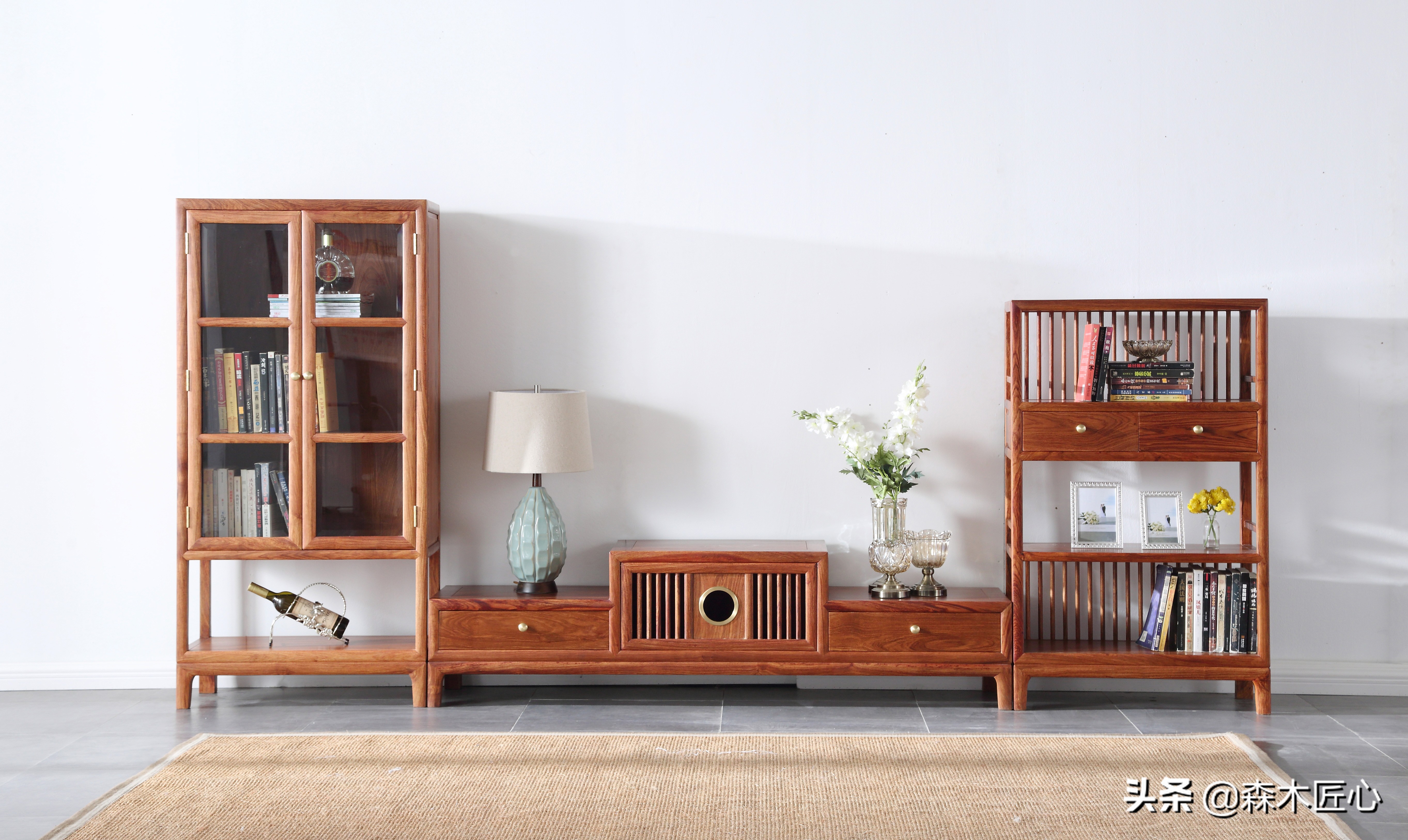 轻奢红木电视柜实力提升客厅档次,红木电视柜镂空层放什么好看