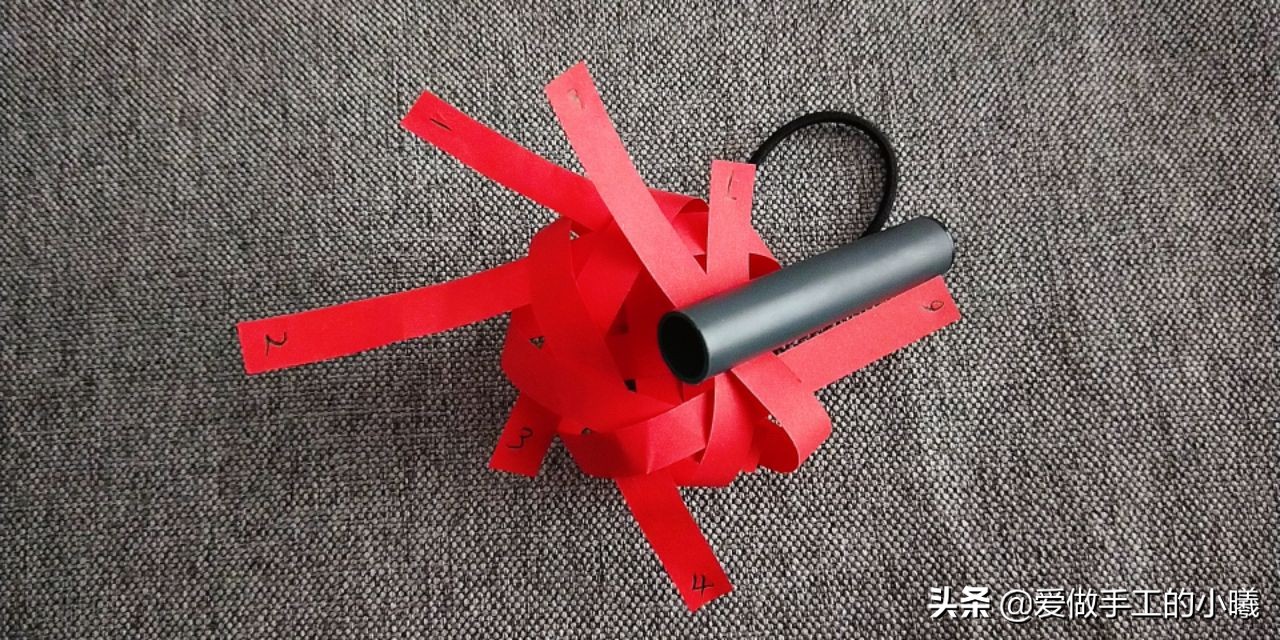 用折星星的纸条做灯笼,用纸条折红红的小灯笼