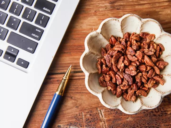 椒盐山核桃仁,核桃仁咸香酥脆的家庭做法