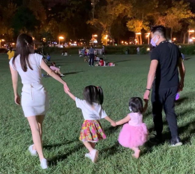 郭富城带方媛逛家具店,郭富城陪方媛逛街很是甜蜜