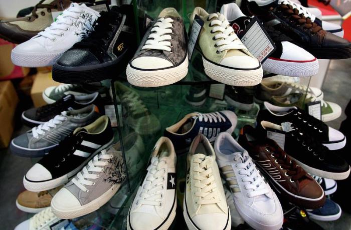 平底小白鞋怎么搭配比较显腿长,粗腿妹妹适合什么平底鞋