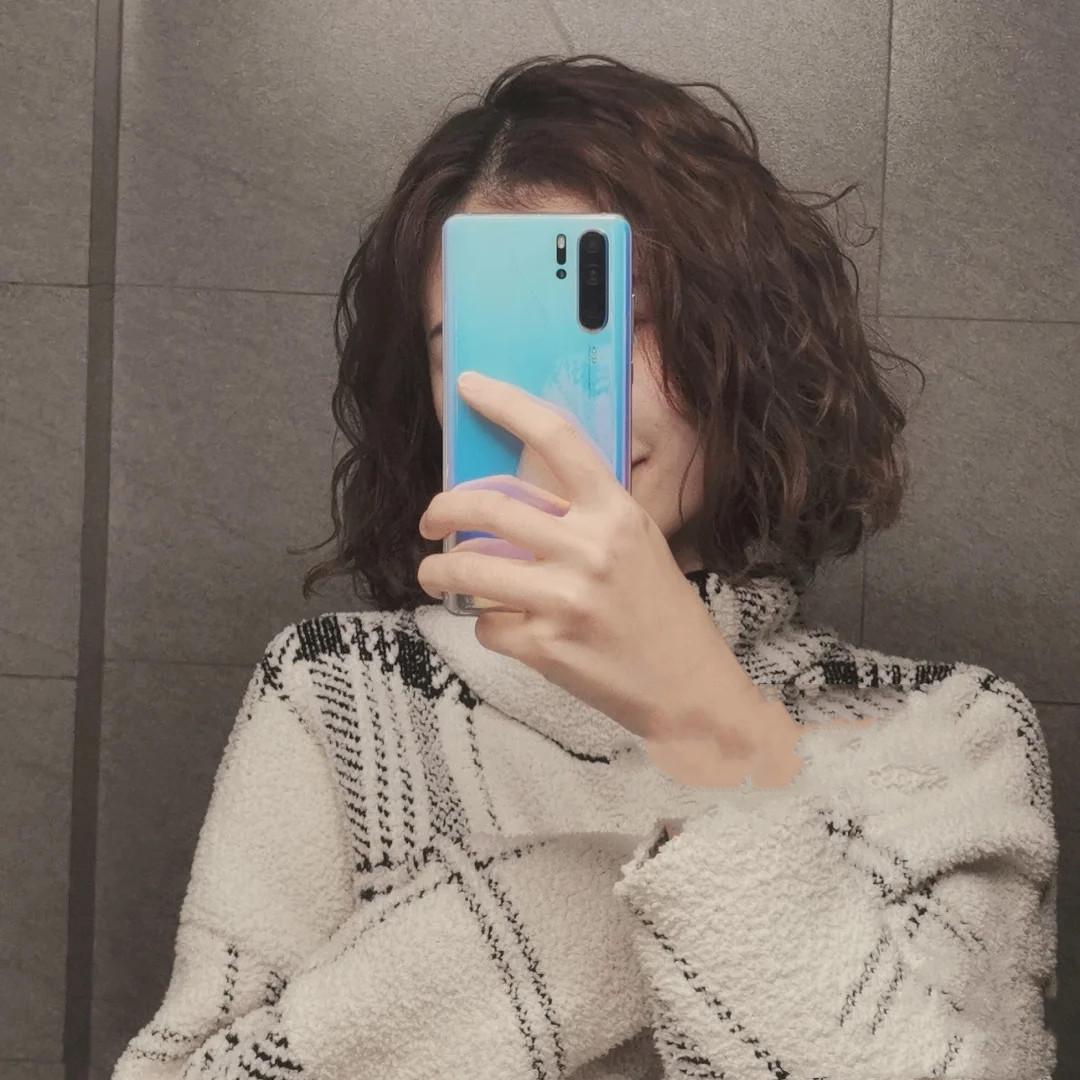 被发质折磨有多苦恼?短发烫发疯狂炸毛,网友吐槽卷成步惊云同款