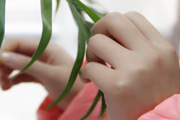 手上过敏长小水泡还很痒该怎么办,手上老是起小水泡还很痒