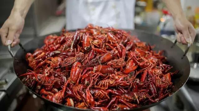 汕尾人吃海鲜,原来海边人是这样吃海螺的