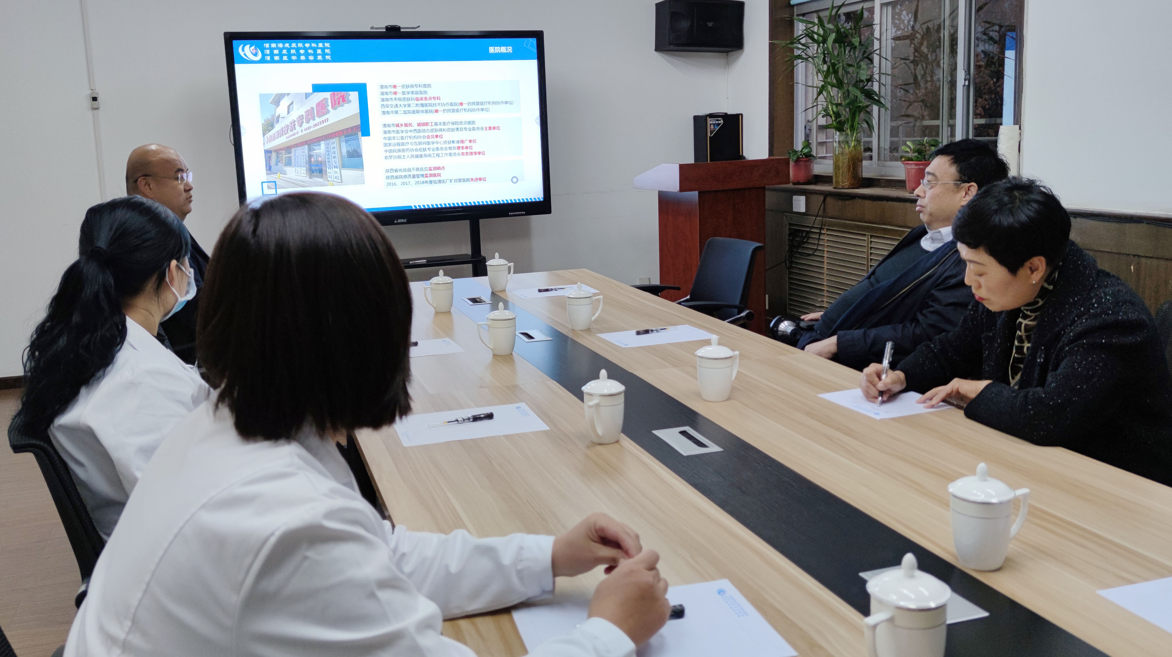 渭南市卫健局副局长徐萌新莅临渭南海成皮肤专科医院调研指导工作