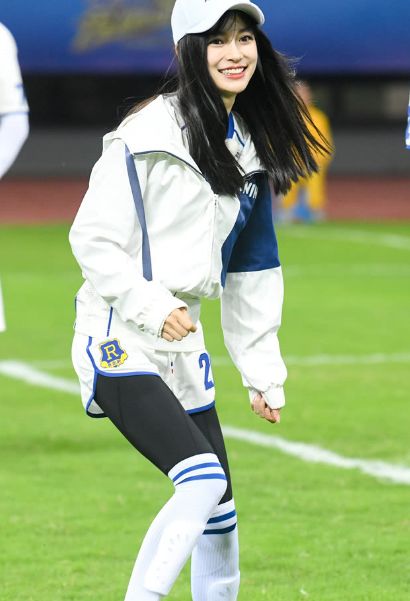 baby和小孩互动,baby和学生踢球