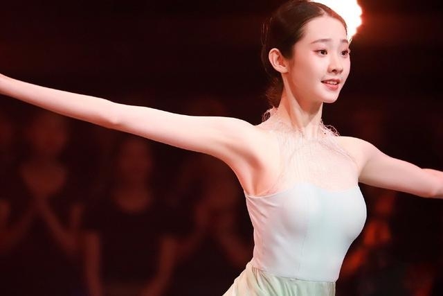 张艺凡芭蕾比赛视频,张艺凡新生舞台