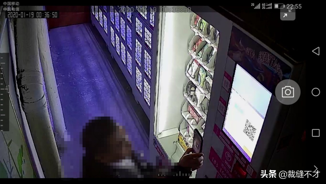 在无人售货店给别人介绍产品,无人售货店给人介绍产品