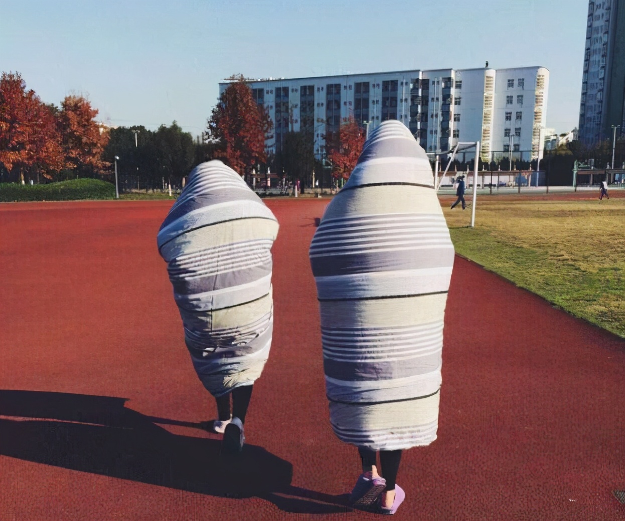 盘点大学生晒被子的搞笑瞬间,大学生花式集体晒被子