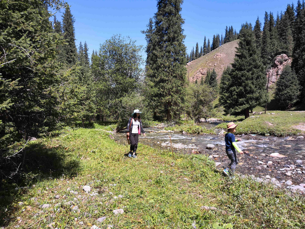与*疆新**旅店老板共餐，直夸我土豆丝炒的好吃，后请我吃羊肉大餐