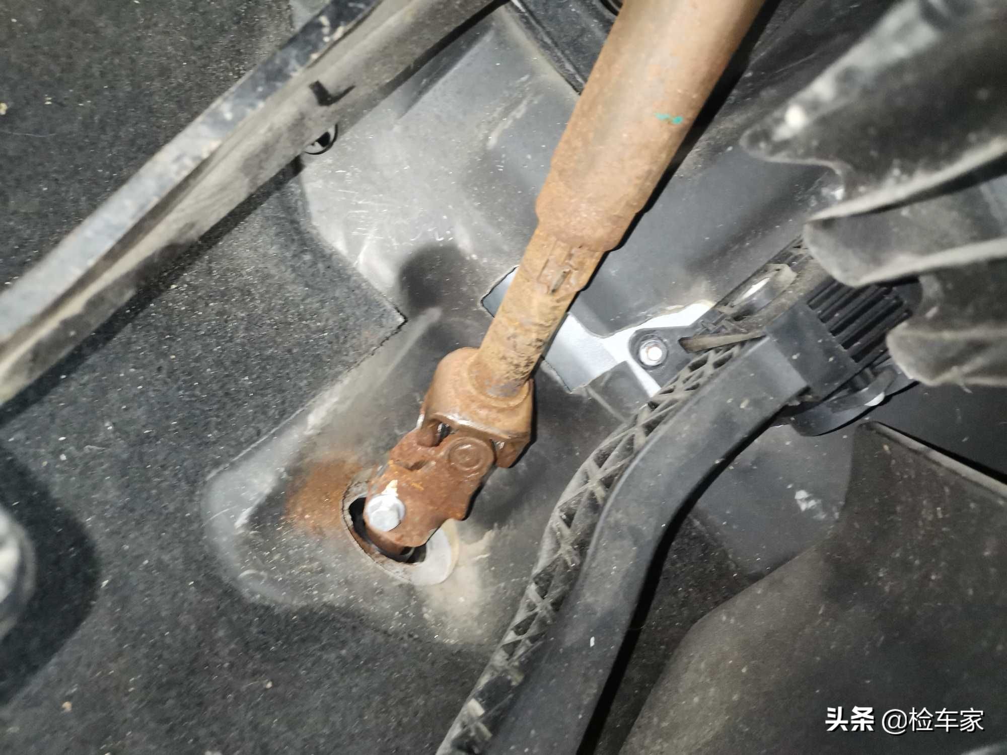 4万多的名爵锐腾买来糟心，拆开饰板车主叫出声，底盘装甲白喷了