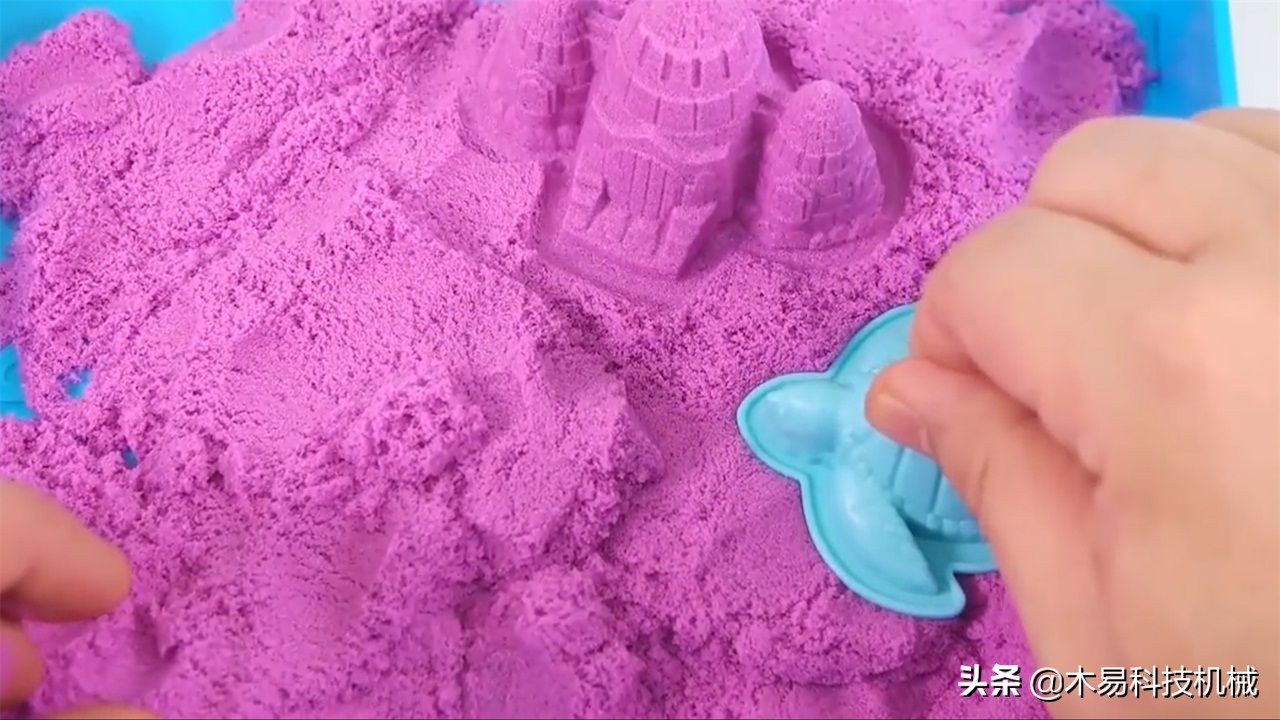 国外小哥亲身实验,将太空沙加热,结果发生了什么?