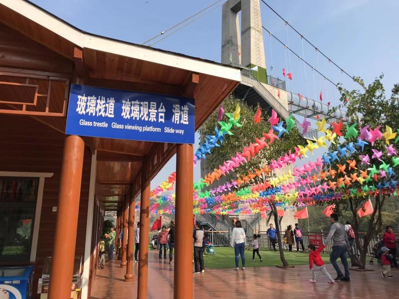 记者体验铁索吊桥,玻璃桥体验