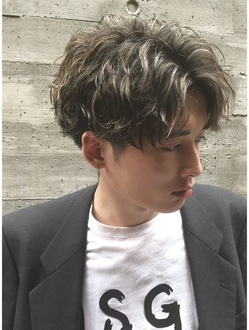 男生发质细软扁塌油腻自然卷发型,男生卷发造型中长发圆脸