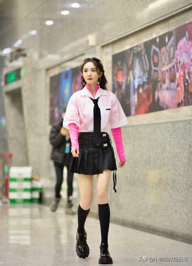 帆布鞋网红穿法,最近流行丝袜帆布鞋