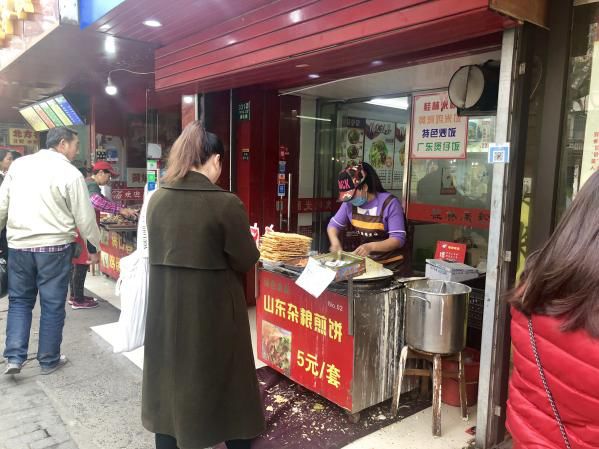 老大爷做煎饼月入三万,做煎饼摊挣钱多少每天
