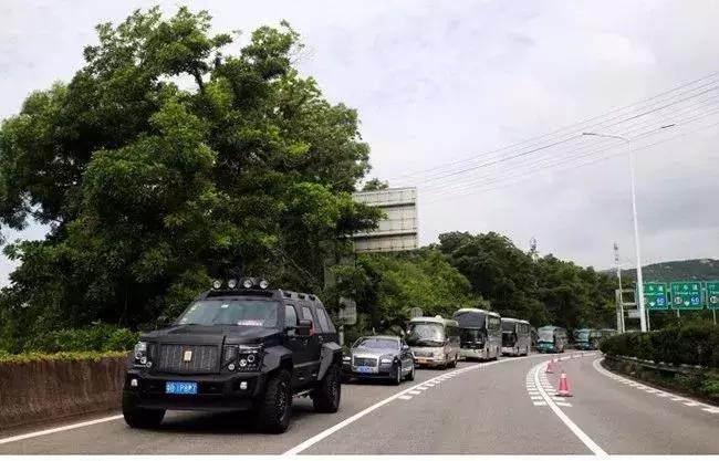 巨邦快乐集结号丨看见了，其中一艘游艇上，是我们的船长大舅哥