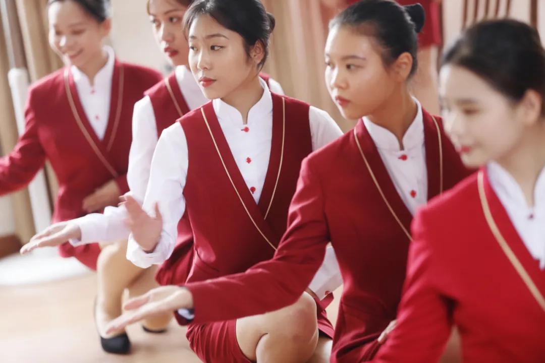 初中生读技校选哪个地方前景好,初中毕业读什么职高和技校比较好