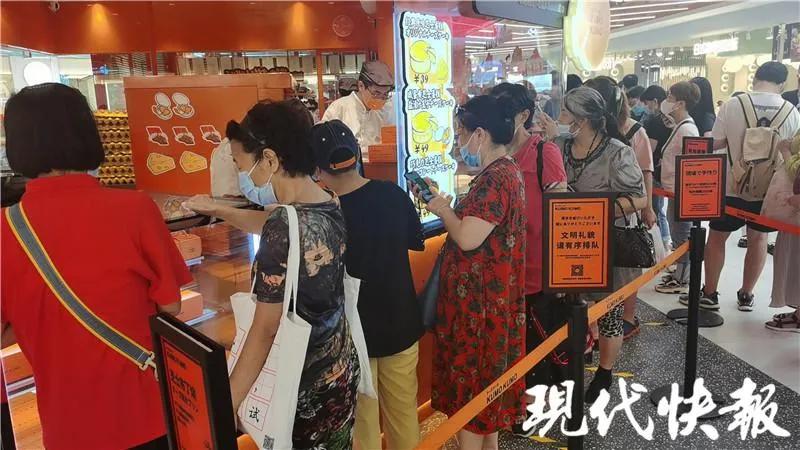 南京一网红店，“黄牛”雇人排队代购！有大妈一天排7次……